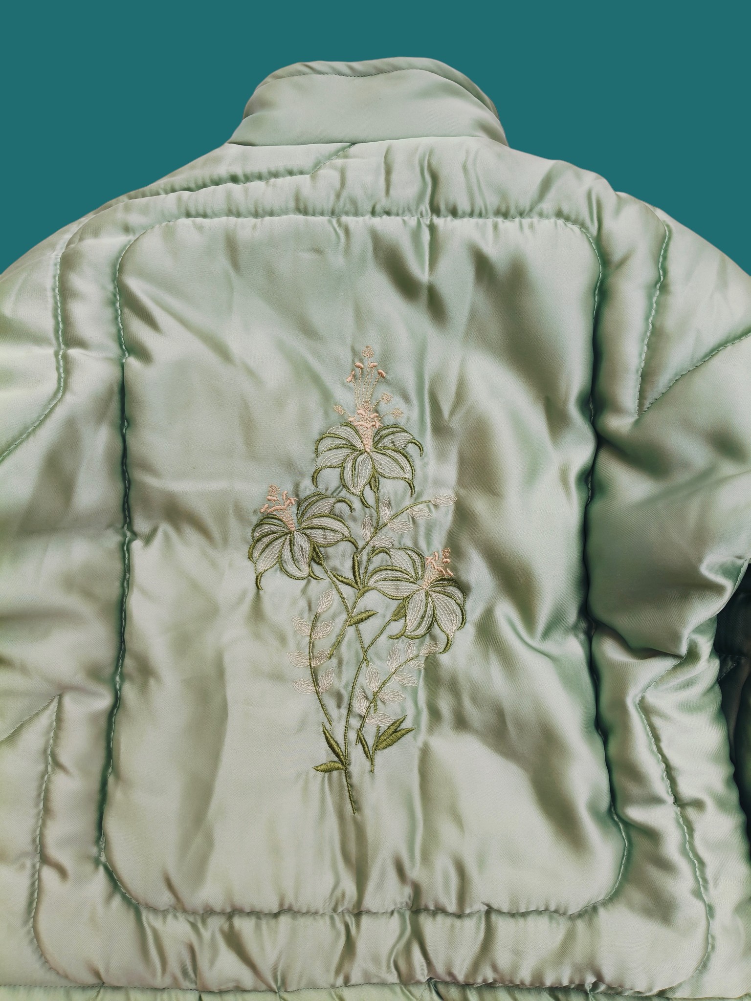 Chaqueta acolchada upcycling flores bordadas S/M - Imagen 6